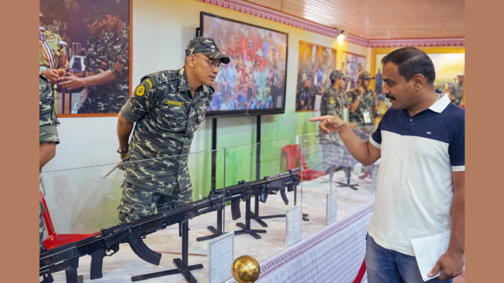 ଓଡ଼ିଶା ପୋଲିସର ବିଦ୍ରୋହ ବିରୋଧୀ ଅସ୍ତ୍ରଶସ୍ତ୍ର ଲୋକଙ୍କ ଭିଡ଼କୁ ଟାଣି ଆଣିଛି | ଓଡ଼ିଶା ସମାଚାର |